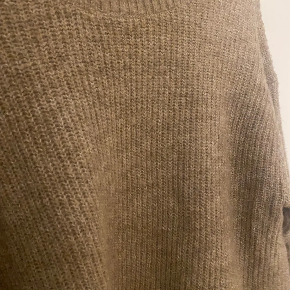 Begie varm och fin stickad tröja från HM i storlek S. . Stickat.