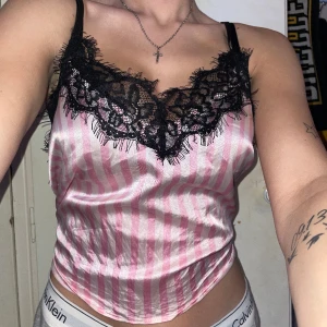 Victoria Secret pyjamaslinne  - Superfint pyjamaslinne i satin, lite skrynkligt längst ner men går att dra ut tyget vid tvätt. Använd men i gott skick utan tecken på användning.