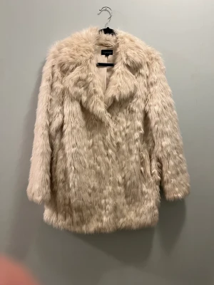 Vit fuskpäls - Väl älskad men i gott skick🤍