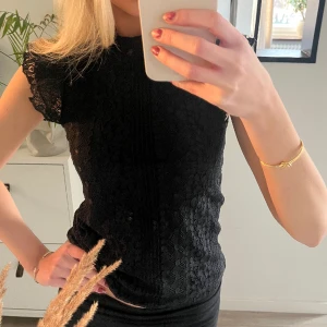 spetstopp - jättesöt topp som knappt använts.🤍