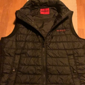 Hugo Boss Väst - Säljer min Hugo Boss väst har inte haft den så länge, ser ut som ny, köpt på NK i Stockholm.  Går att diskutera priset om någon önskar.