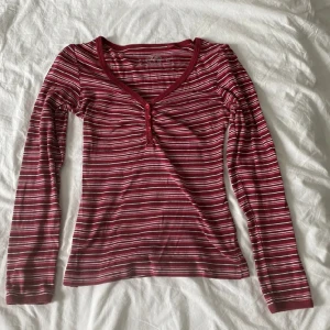 Långärmad tröga från esprit - Supersöt långärmat tröja från esprit. Säljer den då jag inte får så mycket användning av den. Fråga om det är något som undras💕