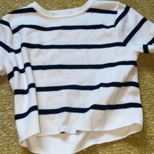 Randig t-shirt från zara  - Stockholmsstil t-shirt ifrån zara fint skick pris kan diskuteras du står för frakt skriv för bild på storleken är för 11-12 åringar 