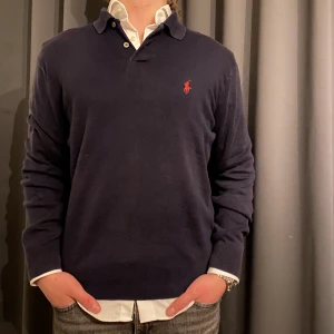 Stickad Ralph Lauren rugbytröja - Säljer nu en marinblå stickad rugbytröja från ralph Lauren i 10/10 skick. Perfekt tidslöst plagg som funkar året om med en färg som passar allt. Priset är förhandlingsbart vid snabb affär, paketpris kan alltid fixas, skriv för fler bilder!
