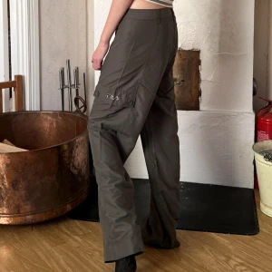 Cargobyxor - Helt nya lågmidjade cargobyxor från Fila. Långa på mig som är 172cm, jättesnygga! 