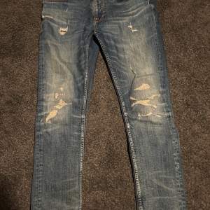 Väldigt snygga nudie jeans i mycket bra skick i strl W32/L30
