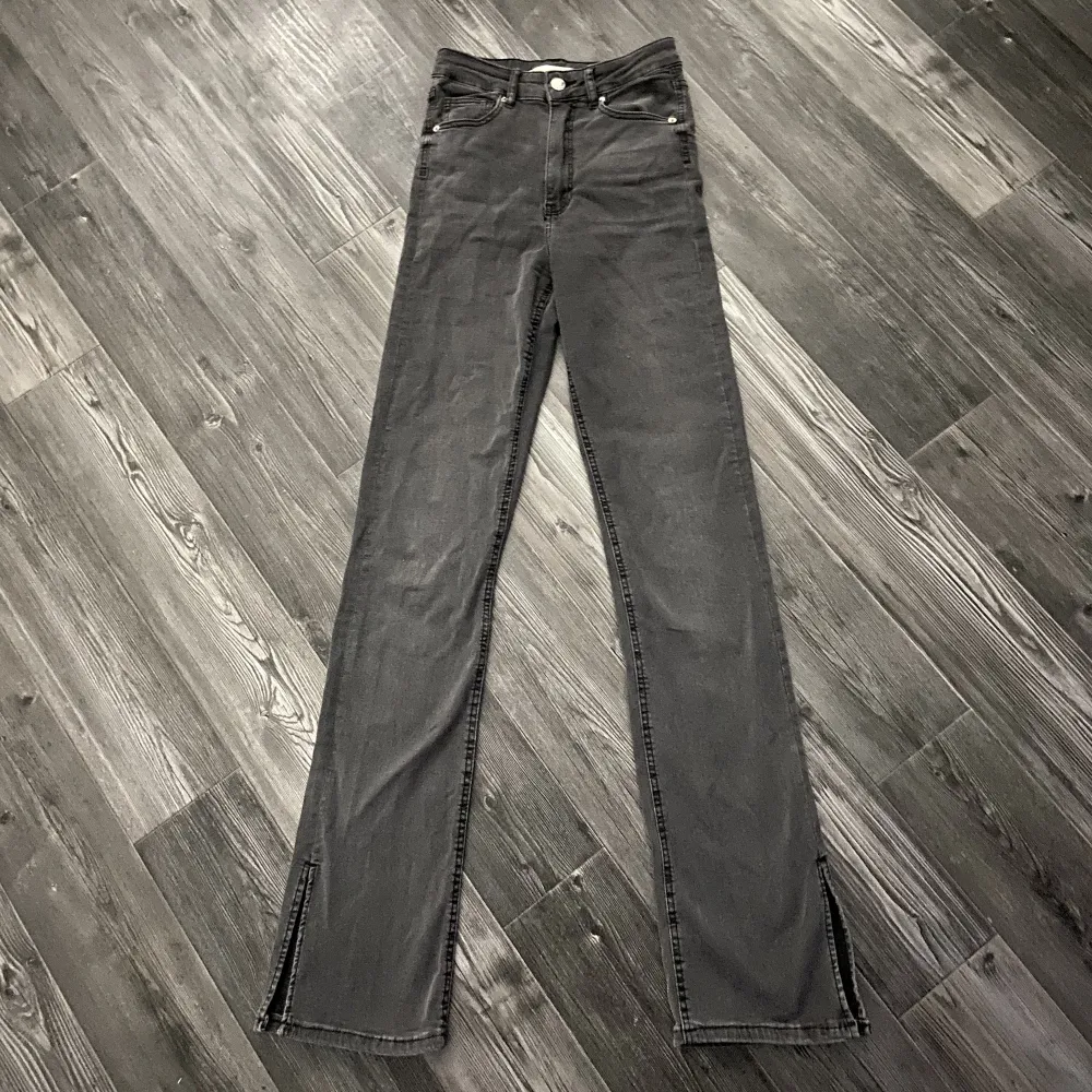 Jättesköna grå jeans med slits från ginatricot, helt som nya.. Jeans & Byxor.