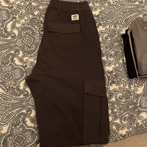 Cargobyxor - Storlek S(motsvarande W32), baggy passform, nypris 699