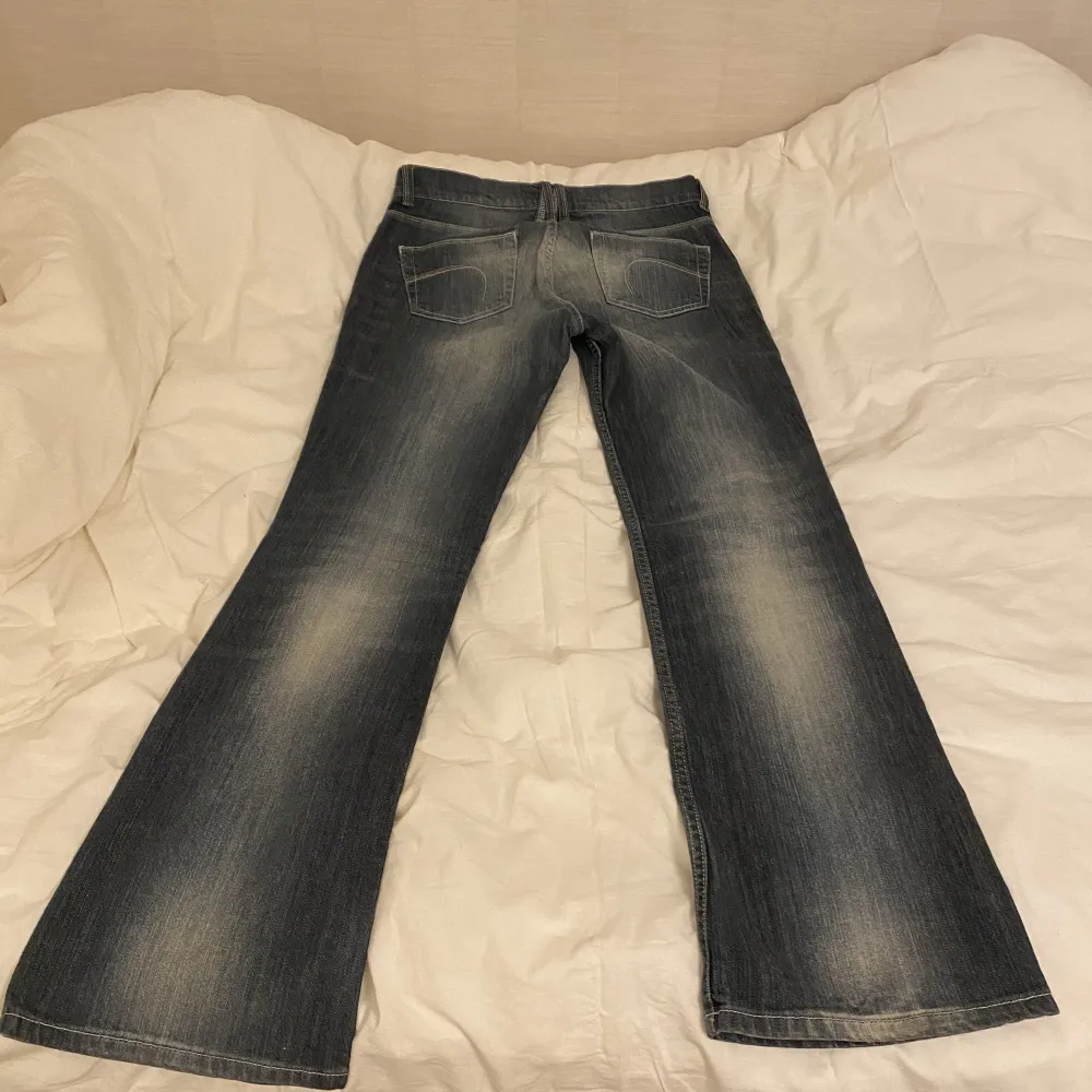 Så himla fina bootcut jeans som tyvärr inte passade. Midjemått ca 42 cm takt över och innerbenslängden är ca 82 cm 💗 fler bilder kan fås privat. De är lite slitna längst ner på ena benet men det syns knappt (bild 3). De är lite blåare irl . Jeans & Byxor.