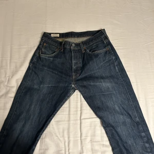 501 jeans W31 L30 - Säljer den pga för små. Den har en liten strids skada som man se på bild 3 men annars så är den i bra skick.