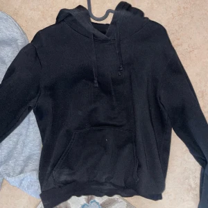 Hoodie - Dessa två huvtröjor från HM säljer jag. Har flera andra hoodies så jag vill sälja dom och dom har funnits i garderoben i flera månader. Storlek Xs, en grå och en svart. Säljer dom båda tillsammans.   
