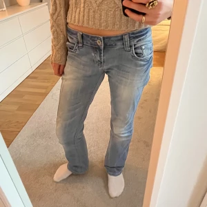 Lågmidjade jeans - Säljer dessa superfina ljusblå lågmidjade jeansen💕