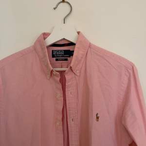 Jag säljer min Polo Ralph Lauren-Skjorta, 100% Original och i perfekt skick.   Storlek: S Färg: Pink Material: 100% Oxford Cotton Skick: Mycket Bra Sex: Man 