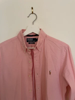 Polo Ralph Lauren skjorta / shirt - Oxford  - Jag säljer min Polo Ralph Lauren-Skjorta, 100% Original och i perfekt skick.   Storlek: S Färg: Pink Material: 100% Oxford Cotton Skick: Mycket Bra Sex: Man 