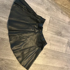 Skinnkjol - Svart skinnkjol i mycket bra skick
