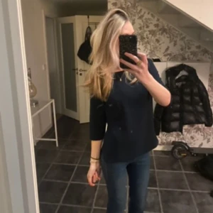 Marinblå tröja  - Säljer denna fina tröja ifrån Object! Så gott som ny inga defekter vad jag vet❣️tröjan är i ett blus material och är tre kvarts ärmad! bara att höra av sig vid funderingar 