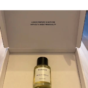 Essnce absolu vanilla - Säljer denna för att doften inte var för mig.  🌼Luktar blommor och vanilj🌼 nypris 360kr säljer för 260kr