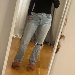 Ljusblåa jeans - Säljer dessa ljusblåa jeans från H&M💕Jeansen är från mid till high waist och är bara använda ett fåtal gånger. Är 173cm för referens🫶 skriv privat för mer information❤️
