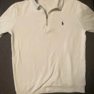 Ralph louren tröja  - RL Half zip. Använd cirka 5 gånger. Mycket bra skick. Pris 850kr. 