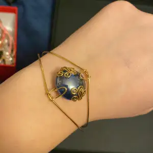 jätte fint guldiga armband med små detaljer och en stor blå sten. min farmors gamla från 90-talet. inga defekter 