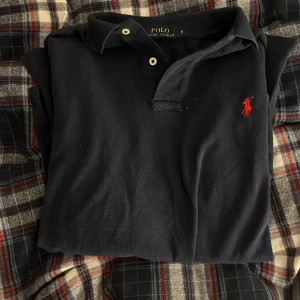 Polo Ralph Lauren Långärmad Piketröja - Säljer denna sjukt snygga Ralph lauren pike som är långärmad, sjukt snygg färg och i riktigt bra skick Skick 9/10