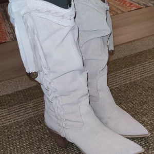 Beigea mocka stövlar med klack - Mjuk mocka, ljus/beige, Klack ca 8 cm Dom är jätte snygga på och bekväma Storlek 38