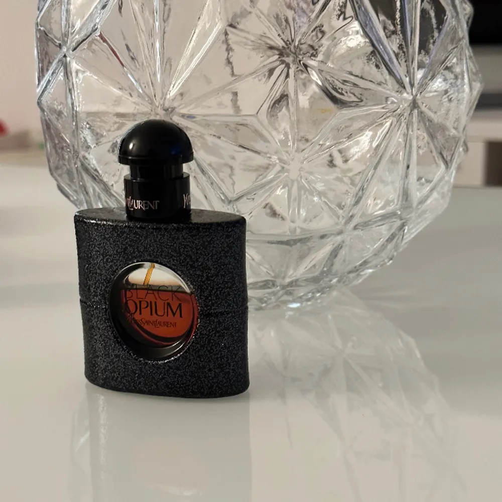 Yves saint Laurent parfym i doften ”black opium” 30 ml eau de parfum. Yves saint Laurent doft i ”Mon paris ” ingår i köpet. . Accessoarer.