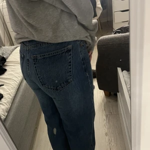 Jeans - Säljer dessa fina jeans💙 säljer pågrund av de inte kommit till användning då jag har liknande. Aldrig använt. Nypris, 300