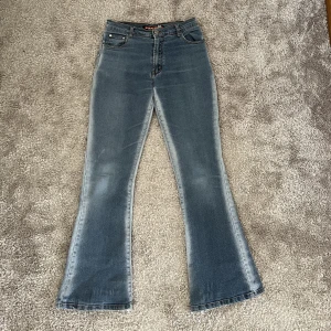 Lågmidjade jeans - Så sjukt najs och coola jeans🤩 Älskar färgerna och perfekta till allt💖Midjemåttet är 66 cm men passar större då dom är sjukt stretchiga! Innerbenslängd: 75🥰