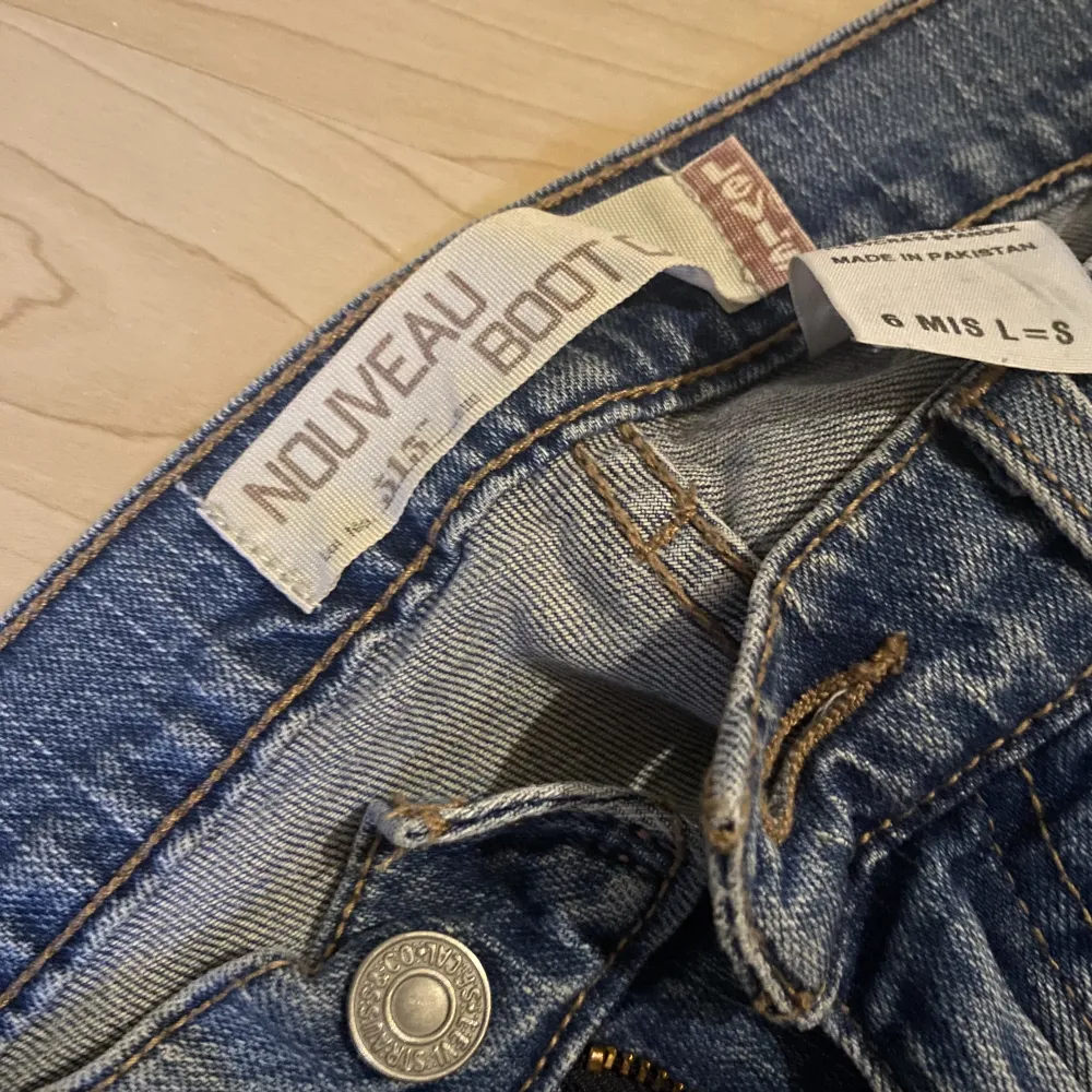 Supersöt Levis jeans midwaist! 38cm rakt över skulle säga passar s-m KONTAKTA FÖRE KÖP. Jeans & Byxor.