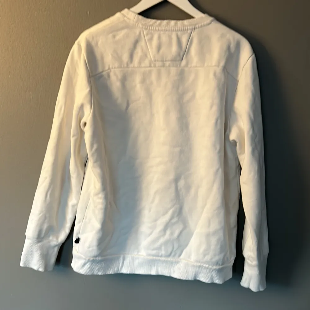 Schysst vit sweatshirt från Tiger of Sweden.  Stl M  Kan samfraktas ihop med andra köp . Hoodies.