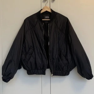 Bomberjacka - Svart puffig bomberjacka från Zara