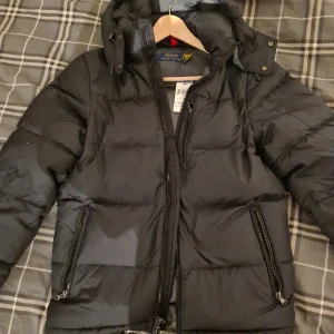 Polo Ralph Lauren - Säljer denna "EL CAP JACKET" i strl XS från Polo Ralph Lauren i nyskick, inte använd. Inga deffekter över huvud taget och om fler bilder efterfrågas är det bara att höra av sig😃