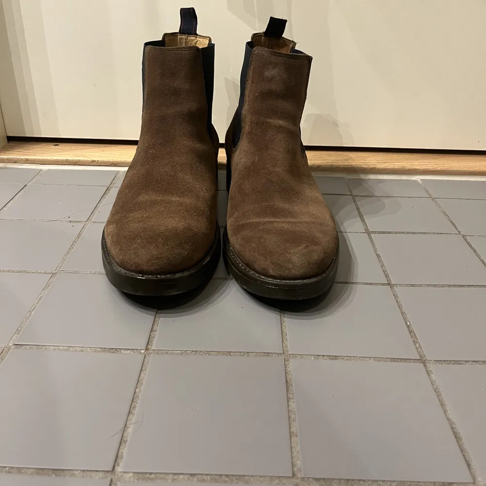 Säljer dessa Chelsea boots eftersom att de inte passar. Perfekt nu inför vintern. Kengät.