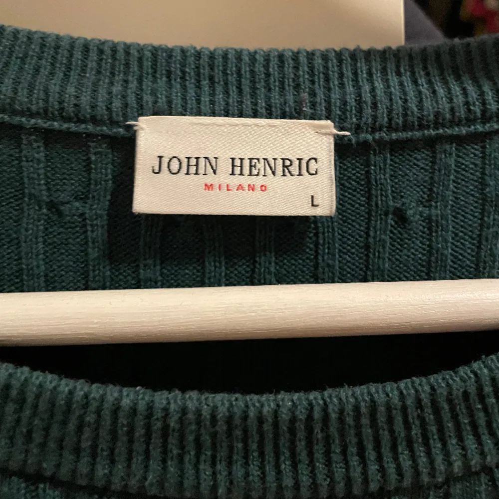 As snygg John Henric tröja som aldrig är använd alltså i nyskick. Säljer den för den är lite stor på mig. Bara skriv om du skulle ha någon fråga osv:) storleken är L men sitter som M. Stickat.