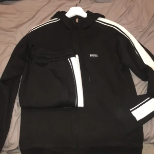 Hugoboss tracksuit - Helt ny, använd 5gnr Max. Så skick 10/10.