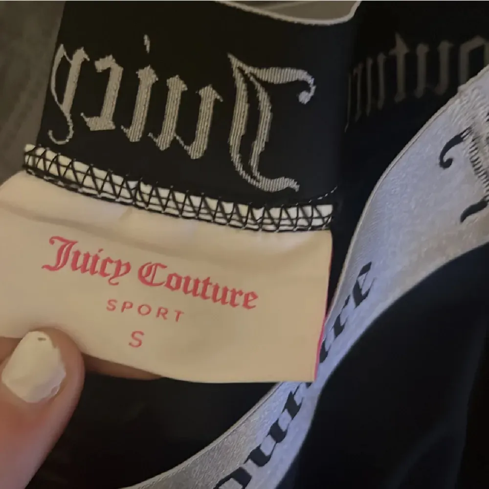 Juicy couture träningsbyxor strl S aldeig använda💕. Jeans & Byxor.