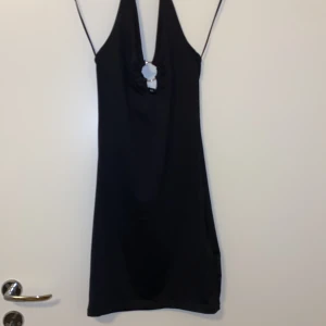 Kort Klänning  - Fin klänning från HM i storlek XS som används en gång 