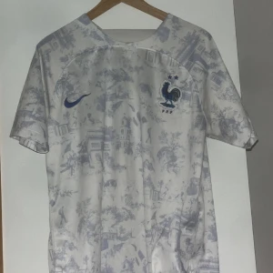 Frankrike tröja borta  - Säljer en till riktigt snygg tröja har tyvärr inget namn på ryggen  Vid snabb affär kan vi prata om pris 