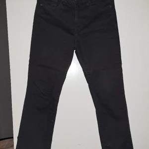 Svarta jeans avsmalnade i benen - Svarta jeans i insvängda ben.Dvs smalare längst ner i benslut.Är sparsamt använda då det är alldeles för stora i midjan för mig. Inga hål,märken eller skador. De är 32 i midjan och 30 på längden.(jag är 29 själv)