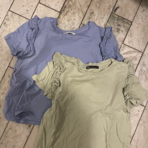 Zara T-Shirt  - 2 stycken zara kortärmade tröjor med volang. 40kr st.