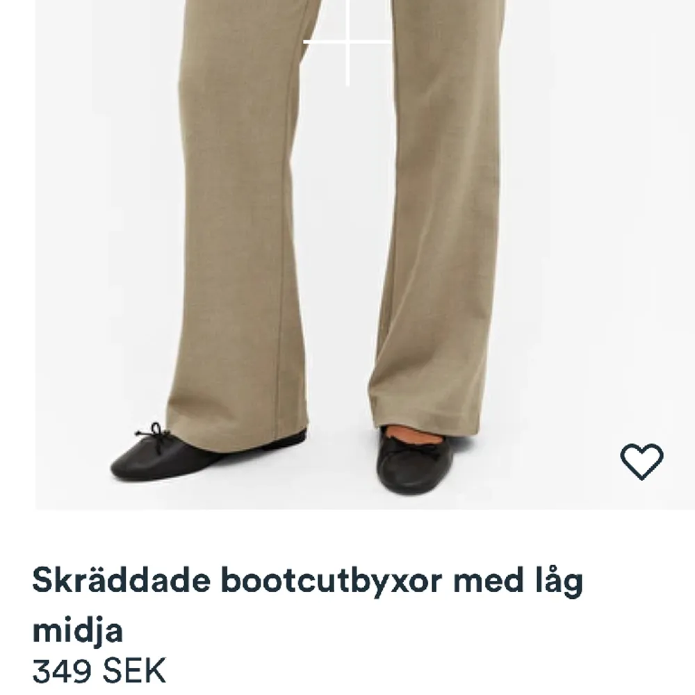 Lågmidjade kostymbyxor i bra skick! Passar snyggt oversize på mig som brukar ha storlek s. Jeans & Byxor.