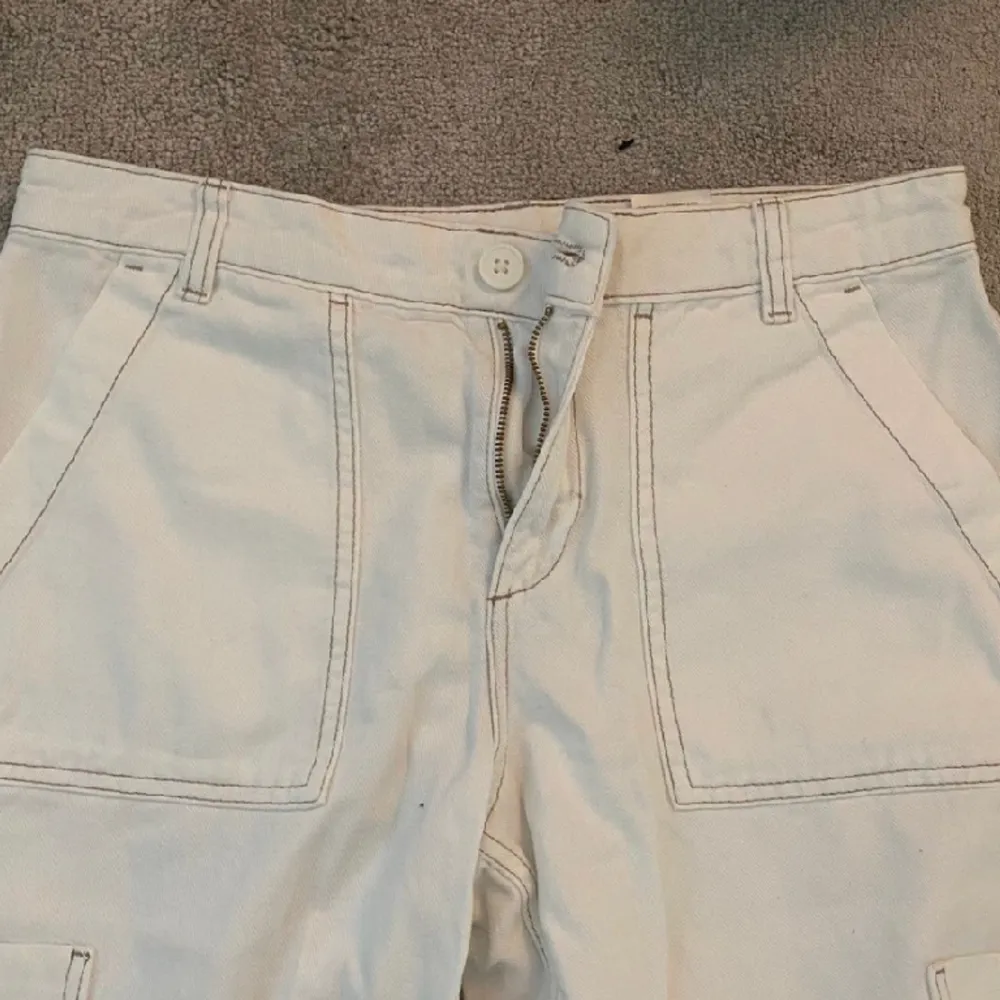 white straight leg cargo pants. Jeans & Byxor.