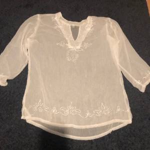 Sheer shirt - Genomskinlig vit tunn tröja med broderi, använt 1-2 gånger, mycket bra skick