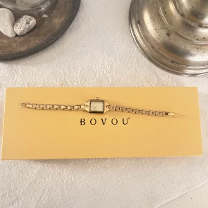 Klocka - Jätte fin klocka från Bovou som jag köpt här på vinted för ett tag sedan. Älskar den men vill köpa en ny modell. Går att justera. Sista bilden lånad. Nypris : 1395kr