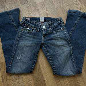 Så fina low waisted bootcut True Religion jeans i modellen ”Joey” ❤️ Innerbenslängden är 75cm och Ytterbenet 94cm. Midjemåttet är 32cm. Passar en som är runt 160cm, hör av er för frågor 🫶