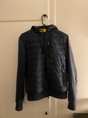 Parajumper cardigan - En parajumper cardigan i väldigt fint skick, inga fläckar och inga fel. Jackan är såklart äkta med kvitto och qr kod. Jackan kostar 4200 nypris och mitt pris är 1800. Vid frågor och funderingar är det bara höra av sig! Pris kan diskuteras vid snabb affär.