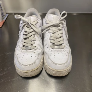 Airforces 1S - Airforces 1 i ganska sunket skick, bra färg kvar men väldigt creased. 