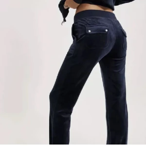 Juicy Coutore byxor  - Säljer dessa mysiga byxor från juicy couture i färgen night sky. Storlek Xxs men passar bra på mig som har Xs-S🤍Skicket är jättefint då de är använda sparsamt, inga defekter finns!!🤍Köp direkt för 554kr ink frakt☺️