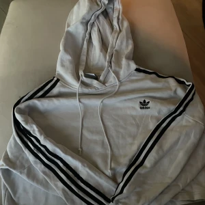 Hoodie - En vit kroppad adidas hoodie som använts fåtal gånger